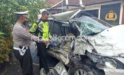 Ban Truk Tronton Selip, Tabrak Innova dan Dua Motor Hingga Ringsek di Prambon Kerugian Capai Puluhan Juta