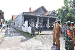 Wabup Sidoarjo Tinjau Rumah Warga Prasung Buduran yang Rusak Diterjang Puting Beliung