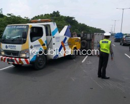 Ban Meletus, Mobil Box Terguling di Jalan Tol Sidoarjo - Waru