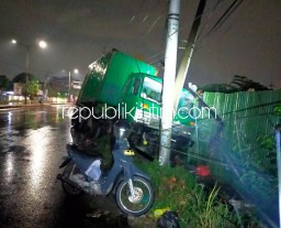 Sopir Ngantuk, Truk Trailer Tabrak Tiang PJU dan Telkom di Geluran Taman