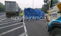 Sopir Ngantuk, Truk Pengangkut Mebel Milik Warga Jepara Terguling di Jalan Tol Sidoarjo - Waru