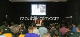 MS Napi Narkoba Menangis Ikuti Ibadah Kebaktian Tri Hari Suci di Rutan Medaeng