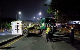 Truk Kontainer Tak Kuat Menanjak Terguling di Jembatan Layang Trosobo Taman