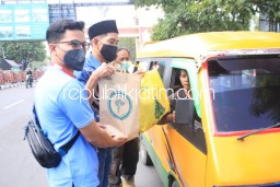 Berbagi Berkah Ramadan, PWI Sidoarjo dan Alfamart Bagi Puluhan Paket Sembako untuk Sopir Angkot