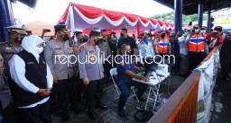 Kapolri Cek Pos Pelayanan Terpadu Mudik Lebaran di Terminal Bungurasih Mulai Uji Emisi, Tes Urine Hingga Vaksinasi