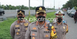 Siagakan Petugas di Titik Kemacetan, Jalur Tol Sidoarjo - Surabaya Mulai Dipadati Kendaraan Bernopol Luar Kota
