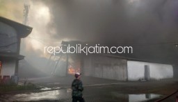 Kerahkan 10 Mobil PMK, Pabrik Rotan PT Aneka Regalindo Trosobo Taman Ludes Terbakar