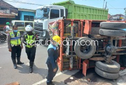 Truk Warga Gresik Mendadak Oleng Tabrak Tiga Tokoh di JL Raya Jati Sidoarjo, Sopir Terluka