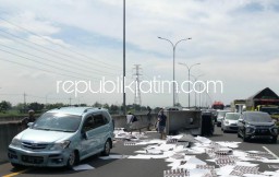 Mobil Box Kelebihan Muatan Hingga Ban Meletus, Seruduk Xenia di Jalan Tol Porong - Gempol Seorang Terluka