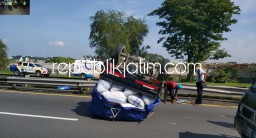 Mobil Pikup dengan Angkutan Penuh Terguling di Jalan Tol Sidoarjo - Porong
