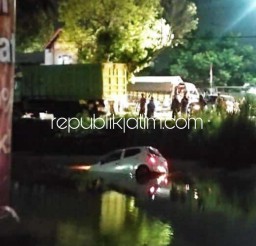 Daihatsu Ayla Tersenggol Truk, Terjun Bebas ke Sungai Balongbendo Sopir Terluka Dilarikan Rumah Sakit