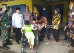 Bupati Sidoarjo Serahkan Bantuan Biaya Hidup Bagi 21 Warga Klantingsari Bersamaan Penyerahan Dua Kursi Roda