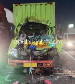 Truk Tronton Berhenti Diseruduk Truk Box Dari Belakang, Perempuan Asal Bali Tewas dan Sopir Asal Jakarta Terluka