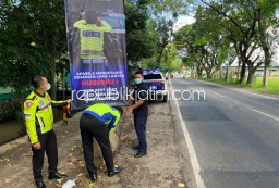 Tekan Angka Kecelakaan, Ajak Tertib Lalin Satuan Lantas Ponorogo Pasang Banner Himbauan di Jalur Tengkorak