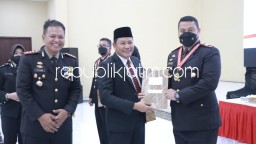 Kapolresta Sidoarjo Beri Penghargaan Anggota, Satuan, Polsek dan Warga Berprestasi