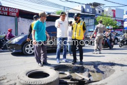 Wabup Sidoarjo Sidak Jalan Berlubang di Tropodo Waru, Minta Betonisasi Segera Dikerjakan Tahun Ini