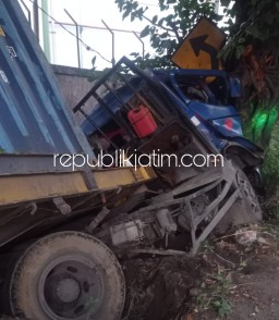 Ngantuk, Truk Kontainer Tabrak Pohon di Dekat PT Tjiwi Kimia Sopir Dilarikan Ke Rumah Sakit