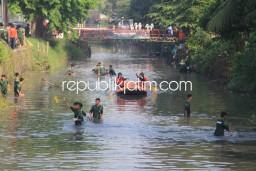 Penutupan MPLS di SMK YPM 8 Sarirogo, Ratusan Siswa Bersih-Bersih Sungai Perbatasan Sukodono - Sidoarjo