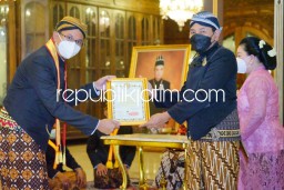 Jaga Keberagaman Budaya, Keraton Surakarta Anugerahi Bupati Sidoarjo Gelar Kanjeng Raden Aryo Tumenggung