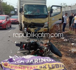 Adu Moncong Motor Supra Lawan Truk Box di JL Raya Tarik - Balongbendo, Pria Asal Tarik Tewas di Lokasi Kejadian