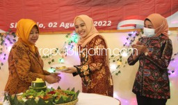 HUT PIVERI Sidoarjo ke 58, Ning Sasha Ajak Ibu-Ibu Contoh Kedisiplinan Istri Para Veteran