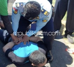 Tabrakkan Gerobak Sampah, Petugas Lapas Madiun Bekuk Kurir Sabu-Sabu Berketapel