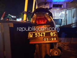Motor Honda Vario Seruduk Truk Parkir Ditinggal Sopir Ambil HP, Mahasiswi Asal Sidorejo Krian Tewas