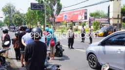 Detik-Detik Proklamasi RI ke 77, Seluruh Pengendara Diberhentikan di Depan Polresta Sidoarjo