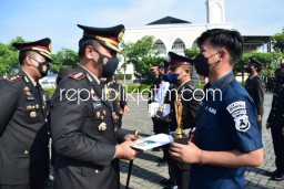 Peringati Hari Kemerdekaan Republik Indonesia ke 77, Kapolresta Sidoarjo Beri Penghargaan 117 Anggota Berprestasi