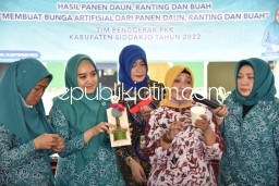 Ratusan Ibu-Ibu di Sidoarjo Dilatih Buat Bunga Artificial Berbahan Limbah Daun, Siap Dipamerkan Dekranasda