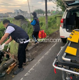Ngantuk, Mahasiswa Pengendara Motor Asal Mojotrisno Mojoagung Tabrak Pembatas Terluka Berat Dilarikan Rumah Sakit
