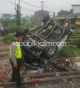 Pengemudi Avanza Asal Taman Sidoarjo Tewas Disambar KA di Perlintasan Tanpa Palang Pintu di Tawangsari