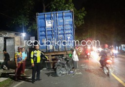 Truk Kontainer Mogok Tak Pasang Segitiga Pengaman, Diseruduk Vario Hingga Korban Dilarikan Rumah Sakit