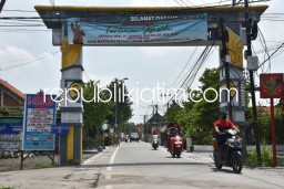 Betonisasi Jalan Desa Masif, Warga Bentangkan Spanduk Ucapkan Terima Kasih ke Bupati Sidoarjo