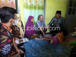Wabup Sidoarjo Sambangi Gadis 15 Tahun Penderita Lumpuh Asal Banjarkemantren Buduran