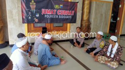 Wujudkan Kamtibmas, Petugas Polsek Balongbendo Ngobrol Santai Program Jumat Curhat di Masjid Penambangan