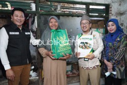 Wabup Sidoarjo Beri Bantuan Bedah Rumah untuk Warga Miskin di Kampung yang Dipimpin Istrinya
