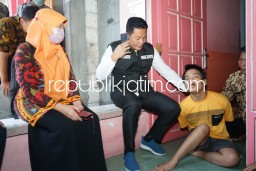 Tangannya Diikat Kain, Wabup Sidoarjo Bantu Remaja Asal Betro Sedati Penderita Disabilitas Suka Melukai Diri Sendiri