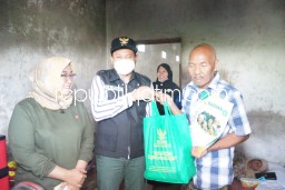 Viral di Medsos, Wabup Sidoarjo Jenguk Nenek Lansia Terbaring Sakit Anaknya Menderita ODGJ di Semambung Wonoayu