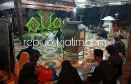 Malam 25 Ramadhan 1444 Hijriyah, Ribuan Umat Muslim Padati Makam Waliyullah Mbah Ud di Pagerwojo Sidoarjo