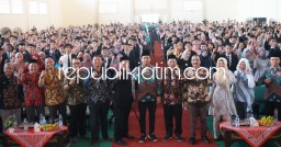 Pesan Perkuat Jaringan Alumni, Gus Muhdlor Motivasi 433 Wisudawan dan Wisudawati SMAN 4 Sidoarjo