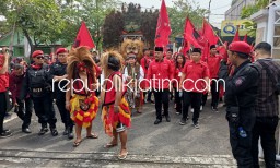 Targetkan 15 Kursi, 50 Bacaleg PDI Perjuangan Diarak Reyog dan Al Banjari Daftar ke KPU Sidoarjo