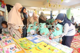Peringati Hari Buku Nasional dengan Pameran dan Presentasi Hasil Karya Buku Siswa KB TK Al Muslim ke Orang Tua
