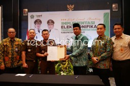 Layanan Retribusi Manual Bakal Dihapus, Gus Muhdlor Siapkan Skema Retribusi Digital