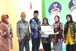 Masa Pengabdian 40 Tahun, Gus Muhdlor Serahkan Insentif 951 Nakes dan Kader Posyandu di Gedangan