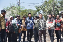 Hadiri Syukuran Warga, Gus Muhdlor Pantau Proyek Betonisasi Jalan Desa Banjarpanji Tanggulangin