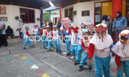 Ratusan Siswa KB TK Al Muslim Sidoarjo Pamerkan Pesawat Hasil Karyanya di Hari Penerbangan Nasional