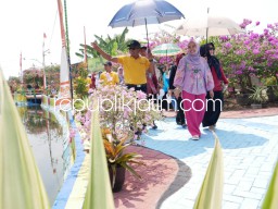 Sebelum Dinilai Tim Juri Sido Resik, Ning Sasha Tinjau Wisata Kali Cerung Kemantren dengan Ciri Khas Bunga Bougenville