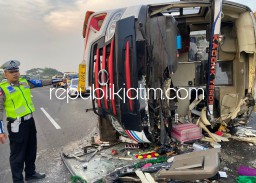 Bus Tentrem Ugal-Ugalan Senggol Bodi Dump Truk Hingga Terguling, 7 Penumpang Terluka Dilarikan 2 Rumah Sakit
