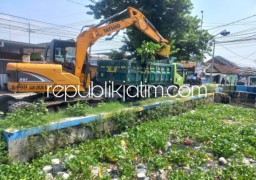 Cegah Banjir, Pemkab Sidoarjo Normalisasi 11 Sungai Gunakan Alat Berat